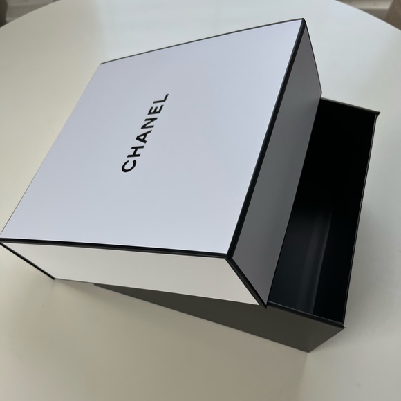 NEW Chanel Gift Box in Black & White for Handbags or Sunglasses and Jewelry - Picture 3 of 17